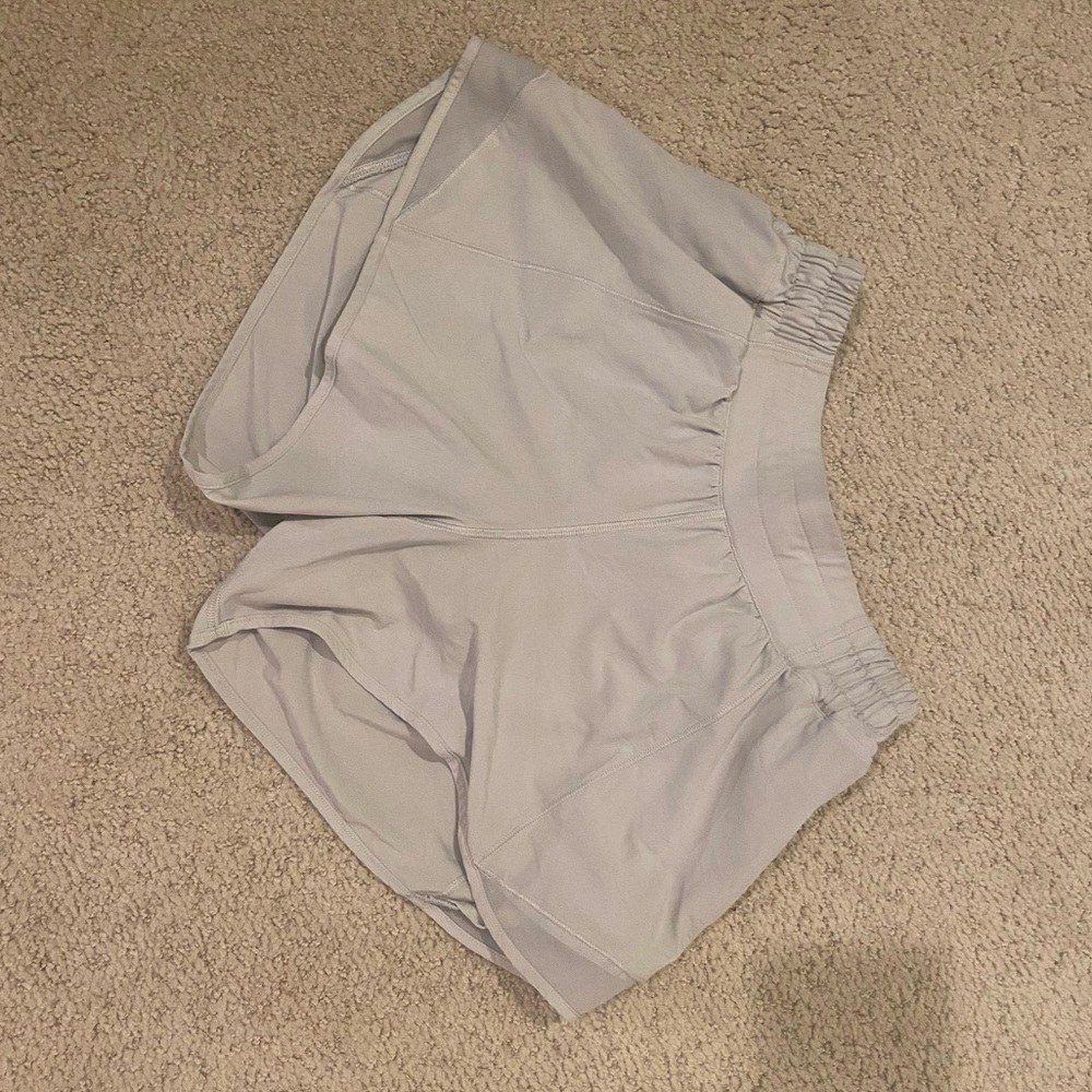 DELICATE MINT HOTTY-HOT LULULEMON SHORTS SIZE 4 / 4” LENGTH (LOW-RISE)